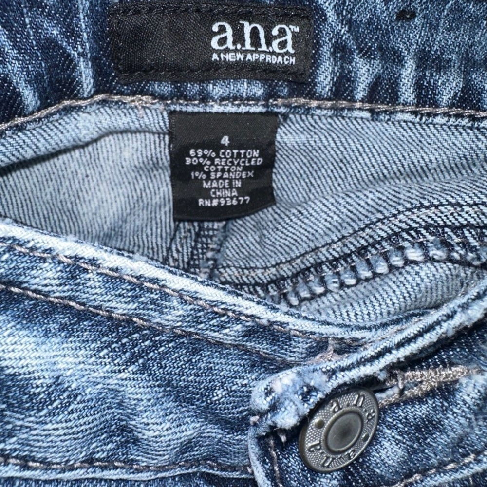 a.n.a Distressed Denim Shorts Size 4 Fits Like 2 Raw Hem Y2K Festival Casual - Picture 3 of 3
